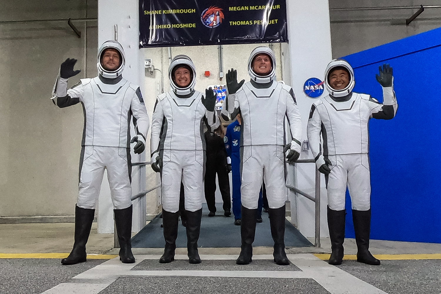Los astronautas de la misión Crew-2 de la NASA y SpaceX antes de partir a la Estación Espacial Internacional