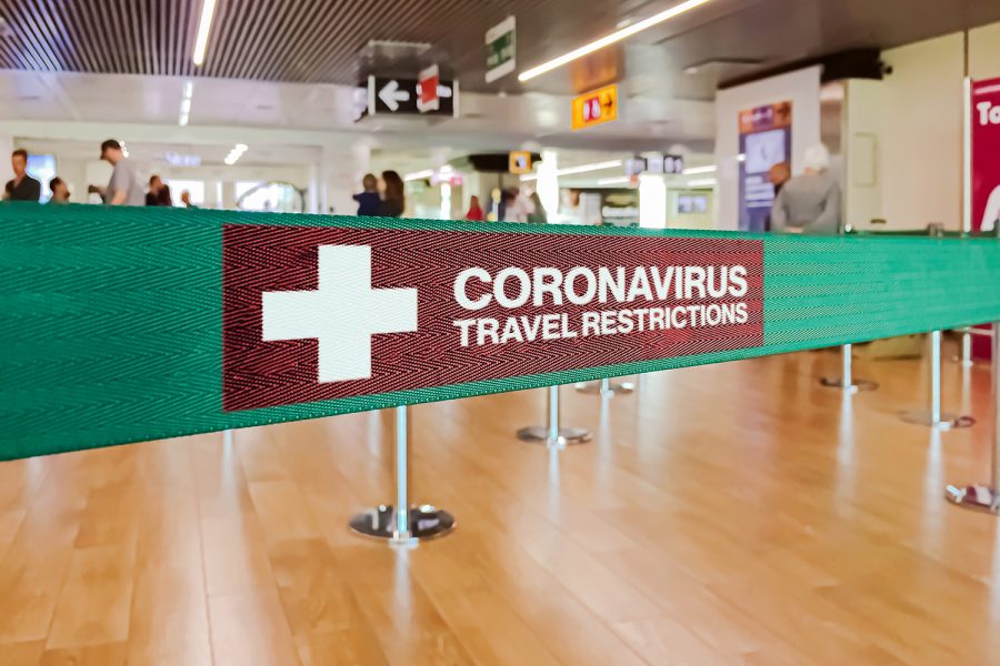 señal de restricciones por coronavirus en un aeropuerto