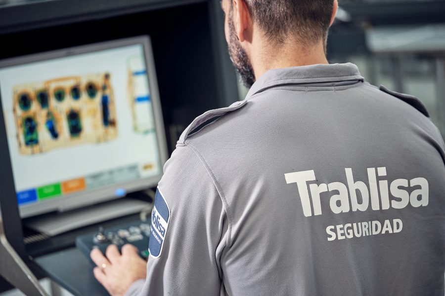 un vigilante de Trablisa trabaja con un escáner en un aeropuerto