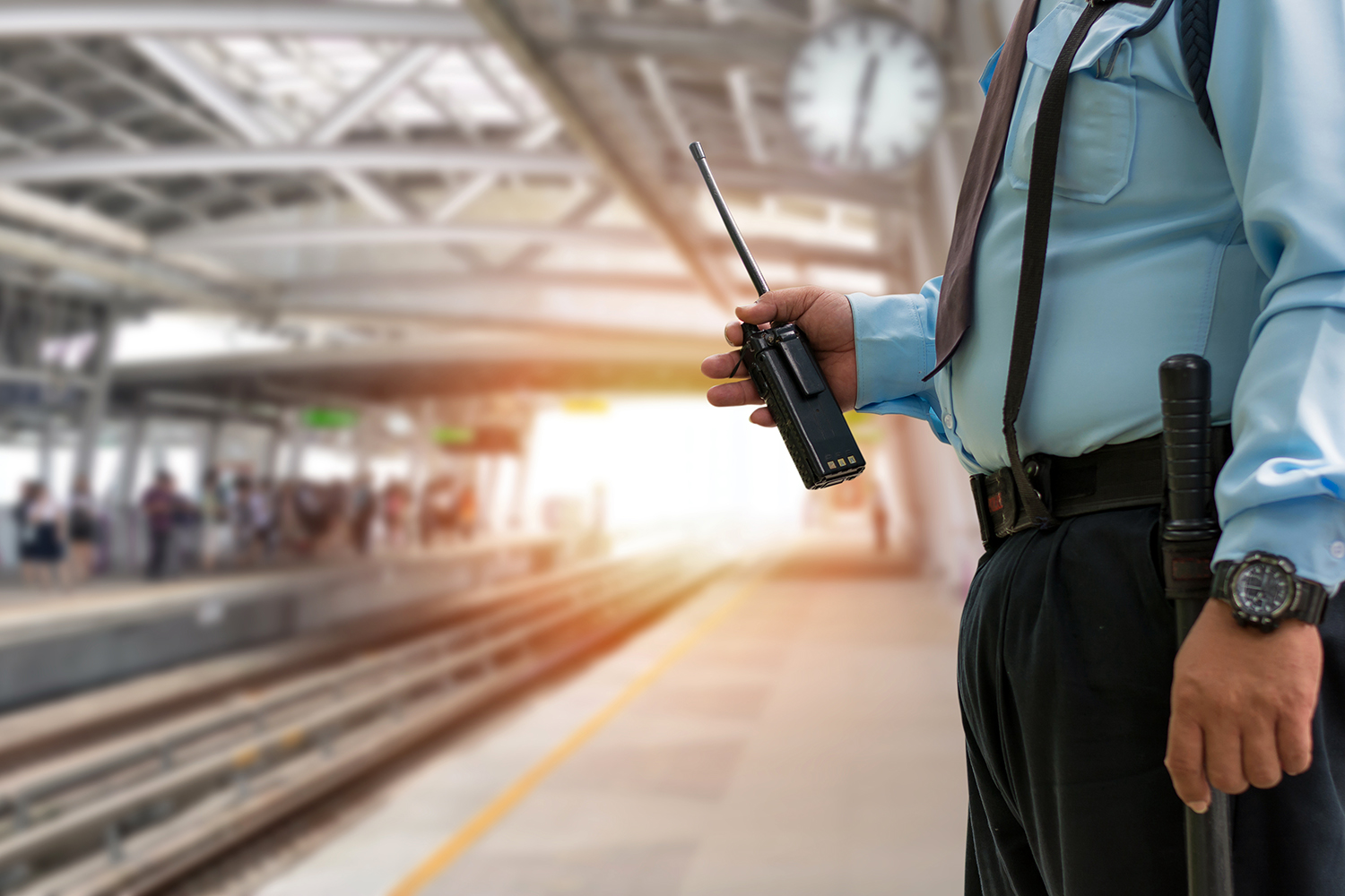 vigilante de seguridad privada en una estación de tren