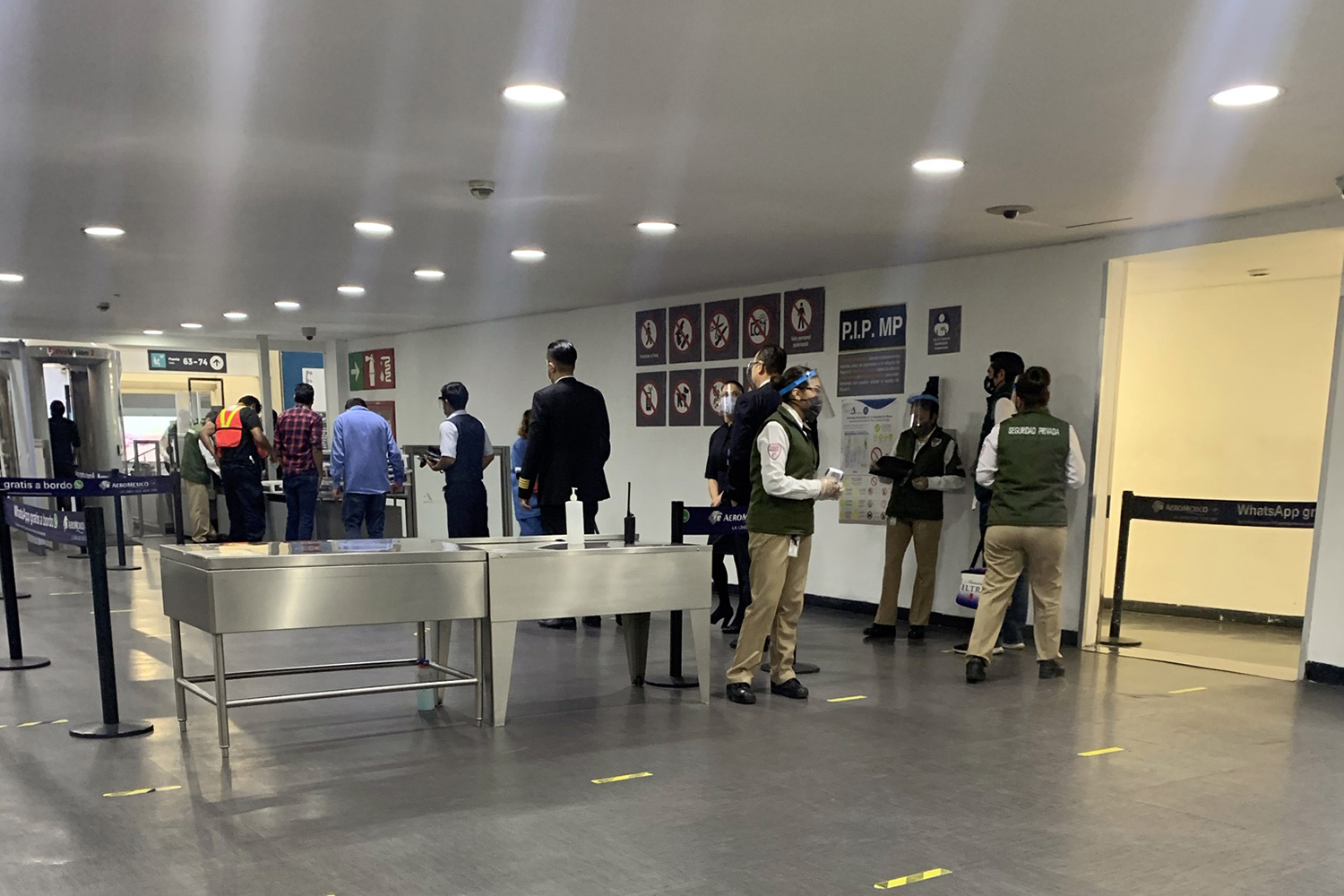 Filtro de seguridad aeroportuaria en el Aeropuerto Internacional de la Ciudad de México (AICM)