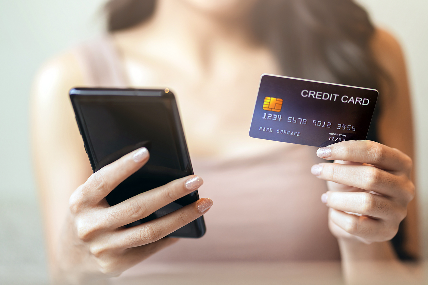 ciberseguridad una mujer realiza una compra en línea con su tarjeta de crédito