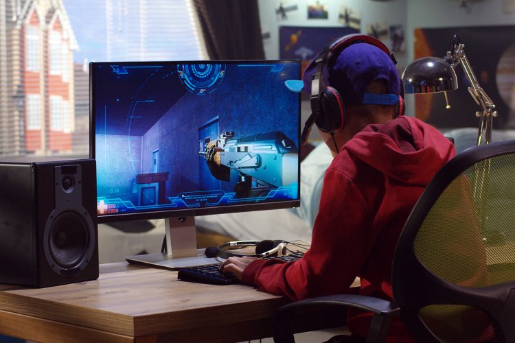 un gamer juega con un videojuego en su ordenador