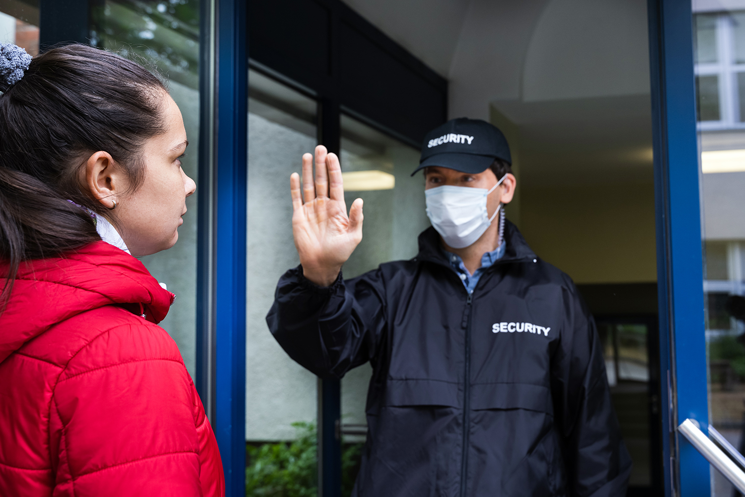 un vigilante de seguridad privada controla el aforo y el uso de mascarilla