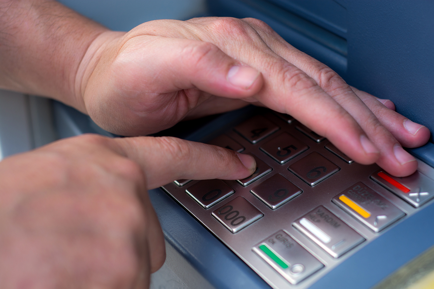 en los cajeros automáticos hay que tapar el teclado al introducir el número PIN