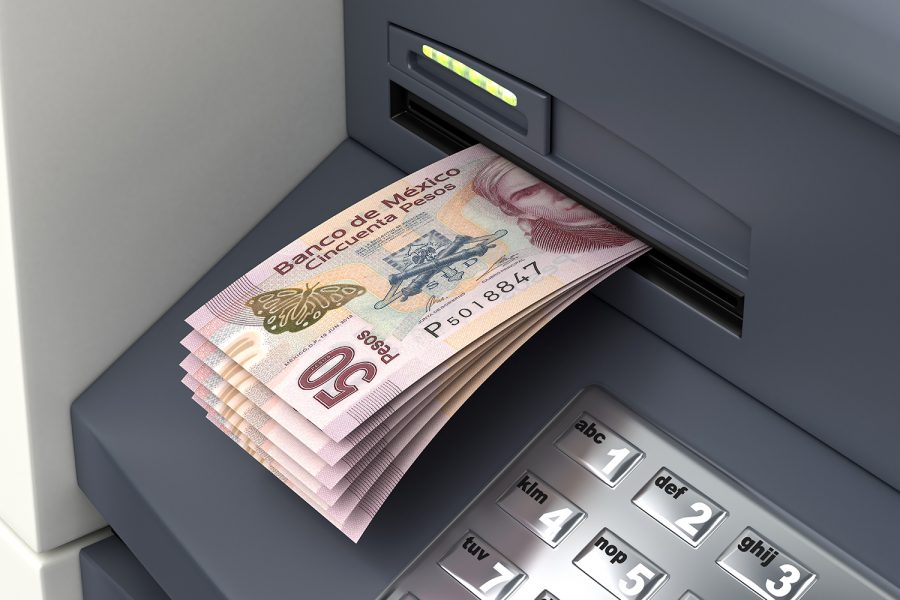 cajero automático con billetes de 50 pesos mexicanos