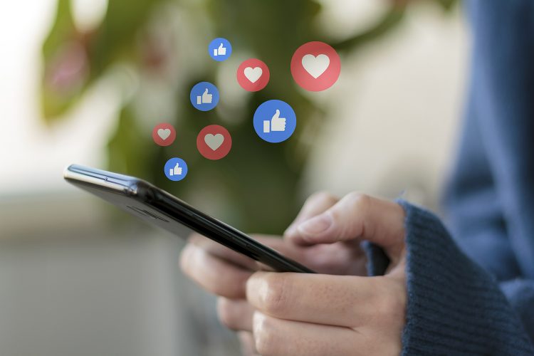 una persona utiliza las redes sociales en su smartphone