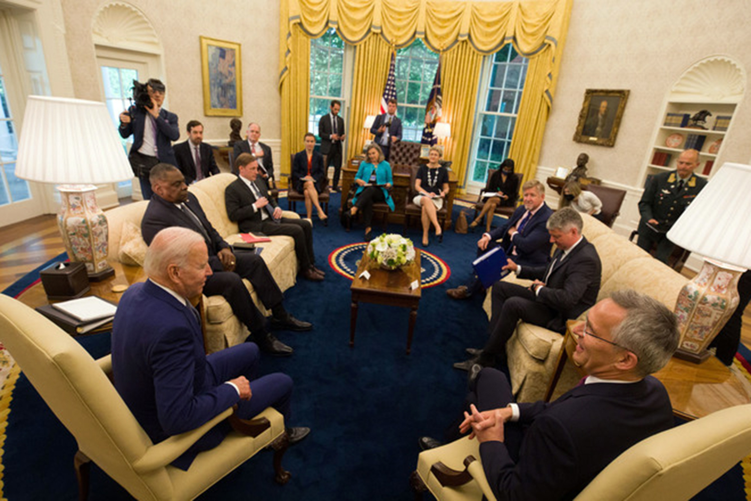 a Joe Biden y Jens Stoltenberg les preocupa la ciberseguridad en la OTAN