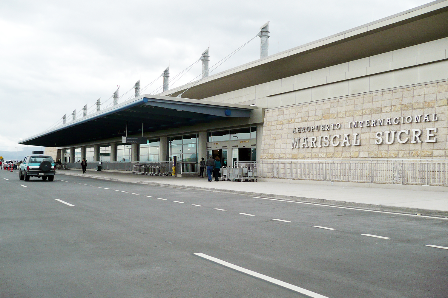 La DGAC ecuatoriana certifica a nueve empresas de seguridad privada que prestan servicio en aeropuertos como el de Quito