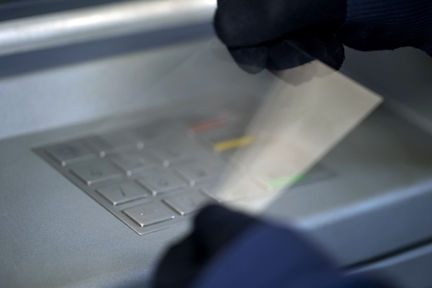 un ladrón prepara el robo a cajeros automáticos