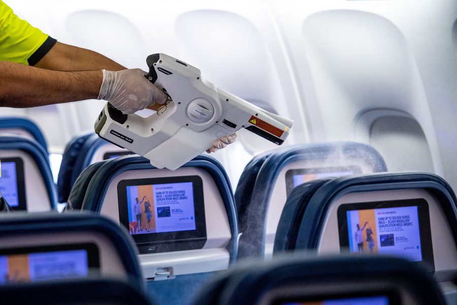 un operario de limpieza desinfecta la cabina de un avión comercial