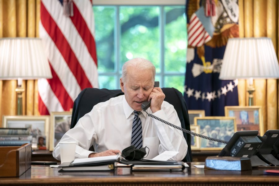 el presidente estadounidense Joe Biden en el despacho oval de la Casa Blanca