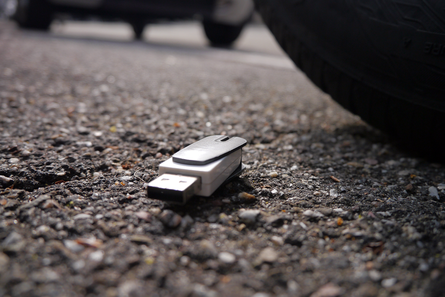 un pendrive abandonado en el suelo de la calle es un riesgo para la ciberseguridad