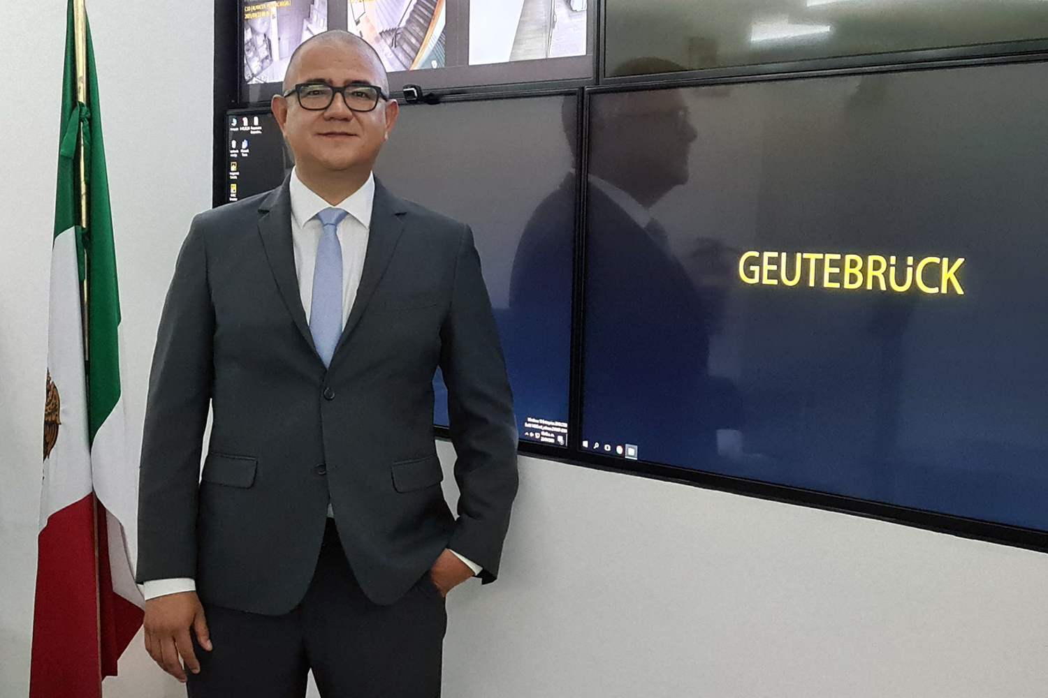 Silverio Bazán en las oficinas de FF Videosistemas en México