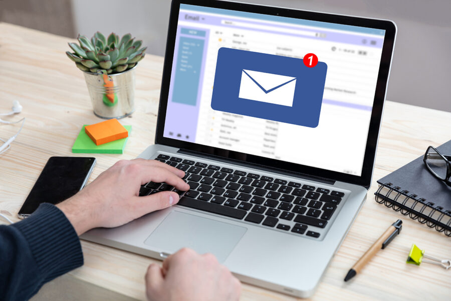 bandeja de entrada de correo electrónico en un ordenador portátil