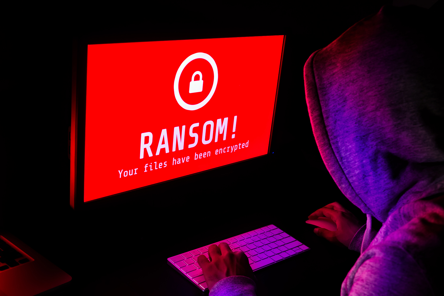 un hacker lleva a cabo un ataque de ransomware