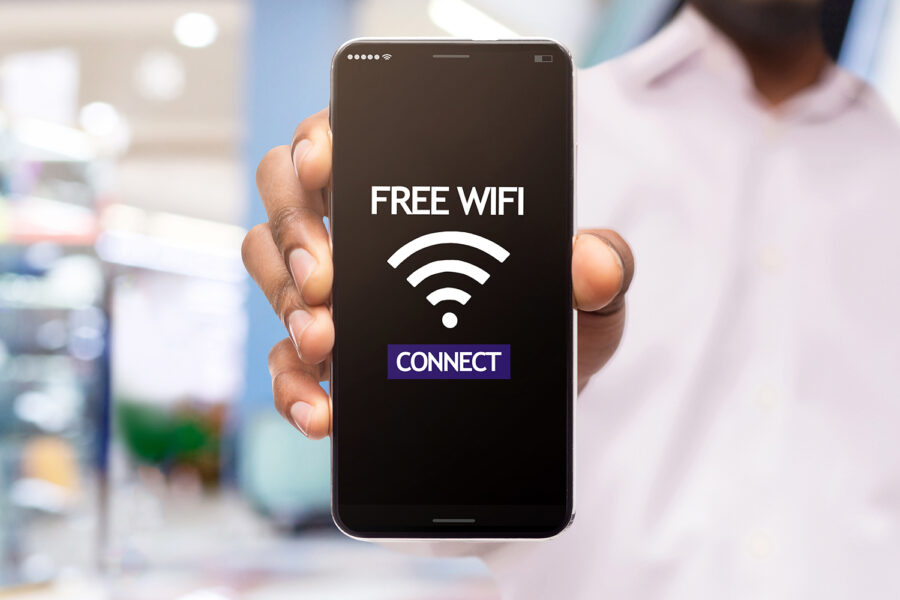 celular conectado a una red wifi abierta
