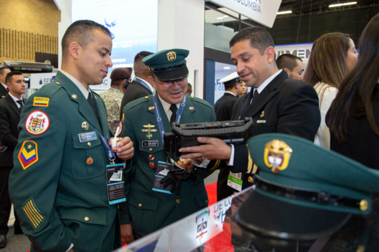 militares en la feria Expodefensa de Bogotá