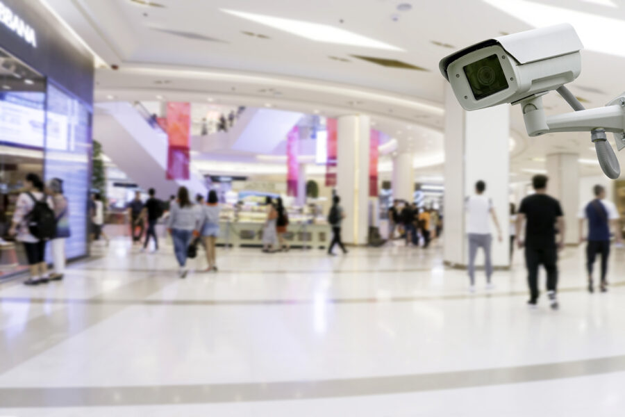 cámara de videovigilancia en un centro comercial