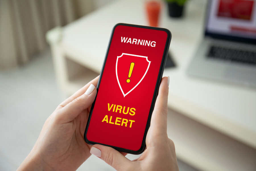 una mujer detecta virus en su smartphone