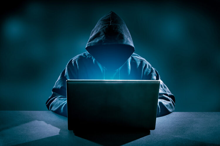 un hacker con un ordenador portátil