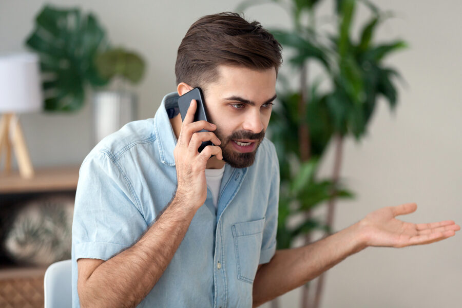 un hombre es víctima de una estafa telefónica