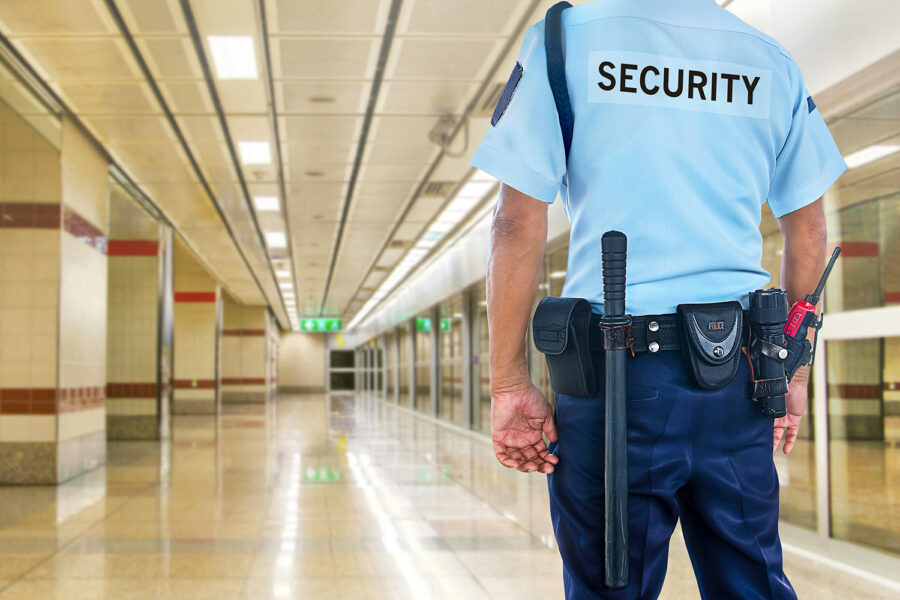 un guardia de seguridad privada en un estación de transporte subterránea