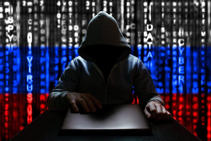 un hacker ruso con un ordenador portátil
