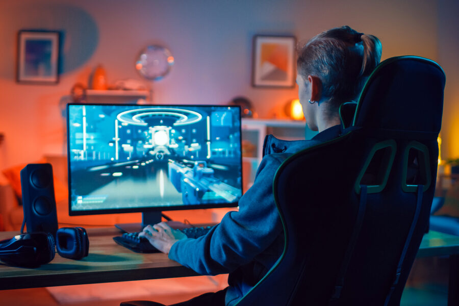 un gamer juega a un videojuego en su computadora