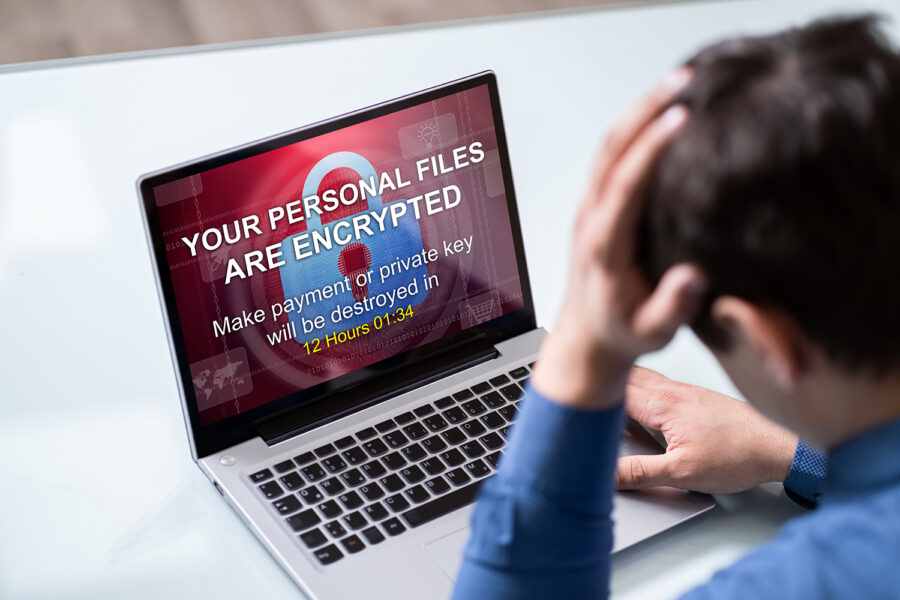 un hombre es víctima de un ataque de ransomware