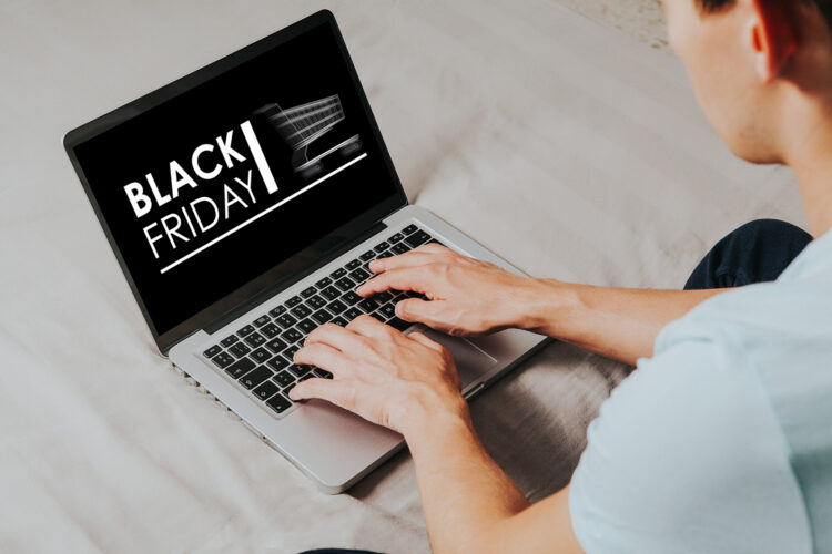 un joven realiza compras en línea durante el Black Friday