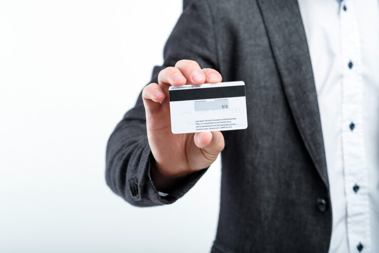 un usuario muestra una tarjeta bancaria con un código CVV2 en el dorso