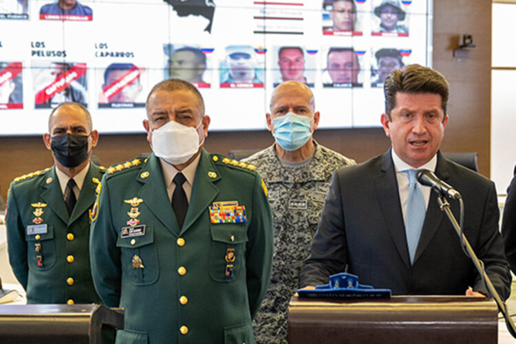 El ministro de Defensa acompañado de los responsables de la seguridad pública colombiana