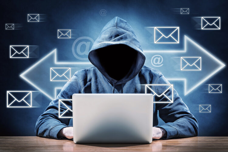 un hacker envía correo spam