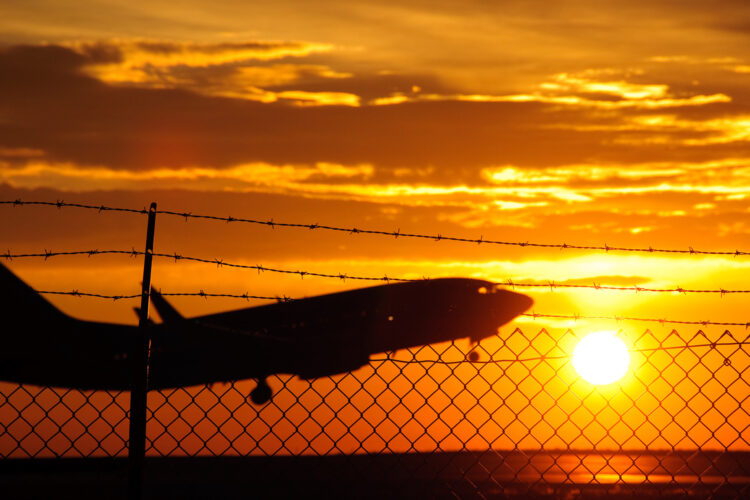 alambrada de protección perimetral de un aeropuerto