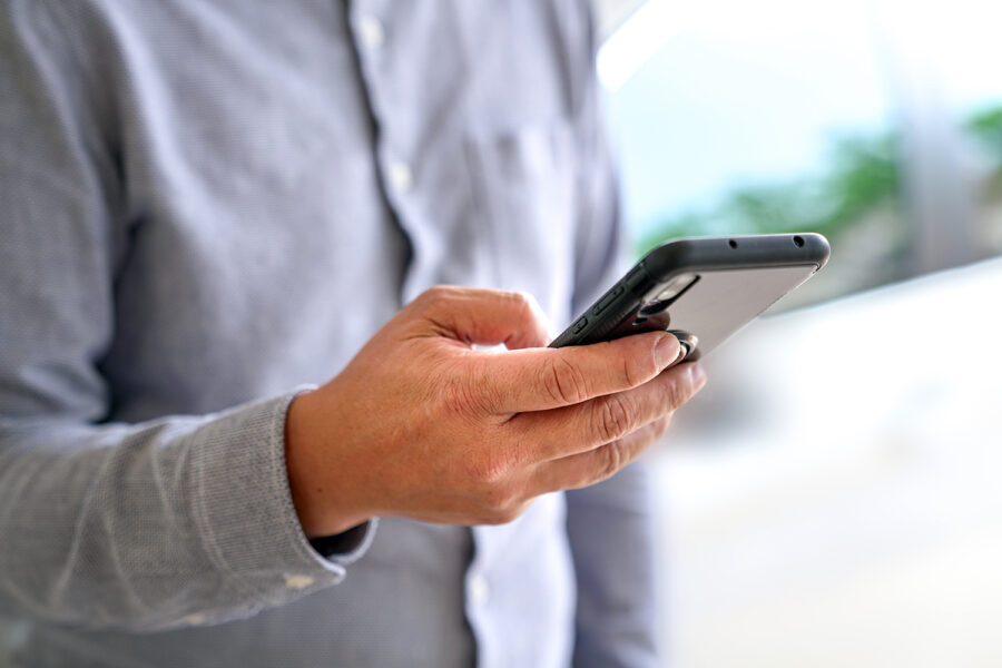 un hombre consulta su celular