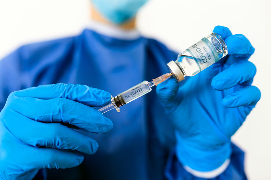 un profesional de la salud manipula una dosis de la vacuna contra la COVID-19