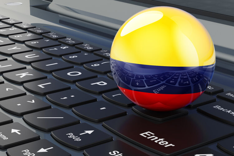 bola con la bandera de Colombia sobre un teclado de ordenador