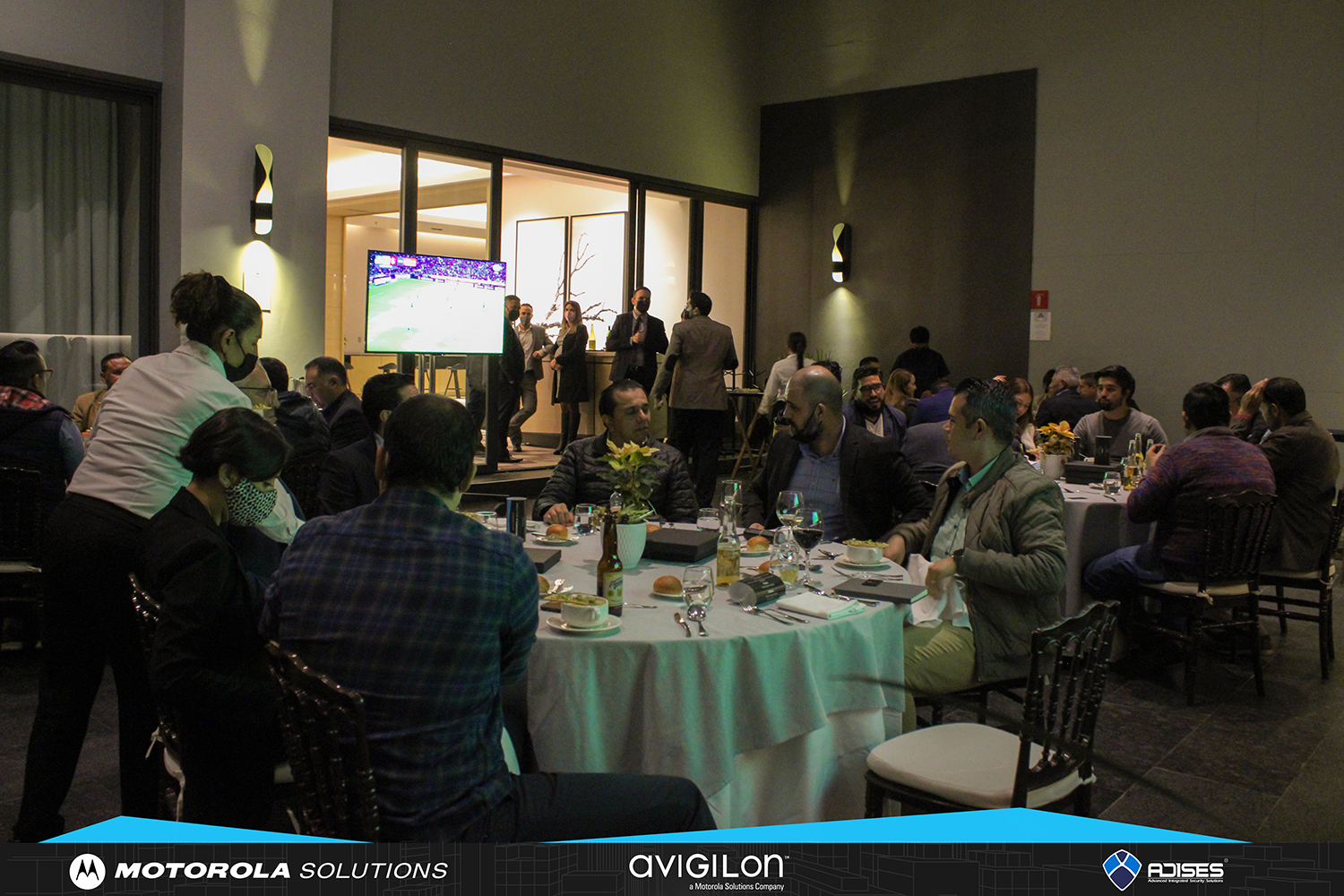Asistentes a la cena organizada por ADISES, Motorola Solutions y Avigilon en Guadalajara (México)
