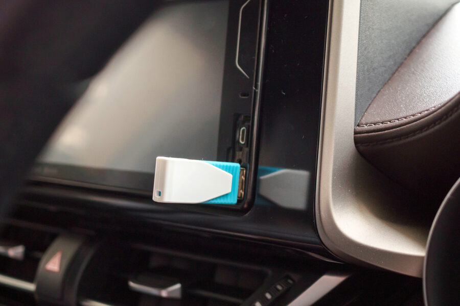 pendrive USB conectado en un auto