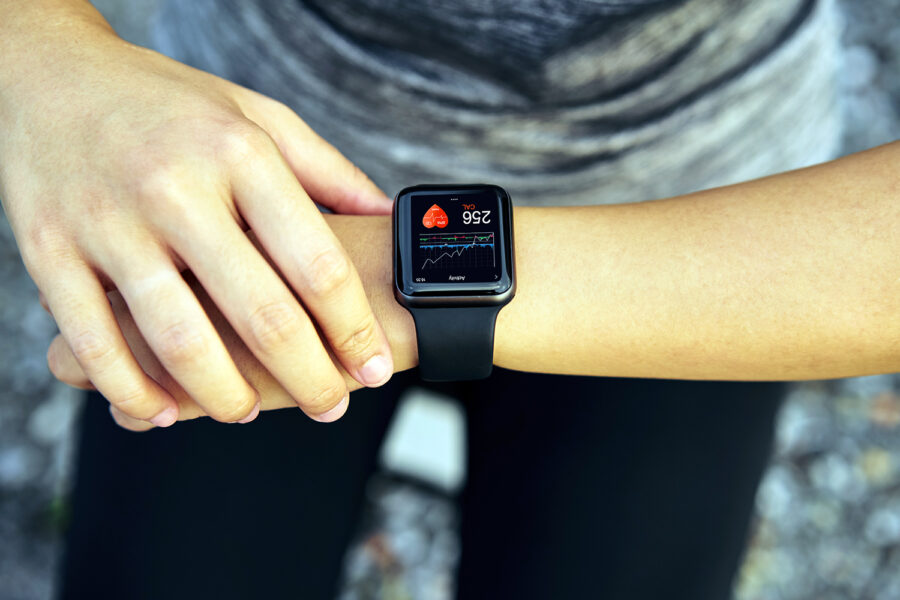 Una persona consulta su smartwatch para monitorizar su actividad física