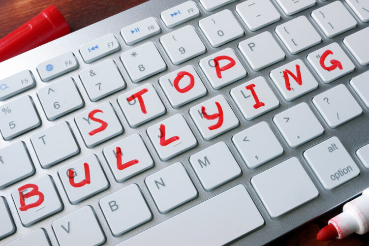 Palabras stop bullying escritas en el teclado de un ordenador