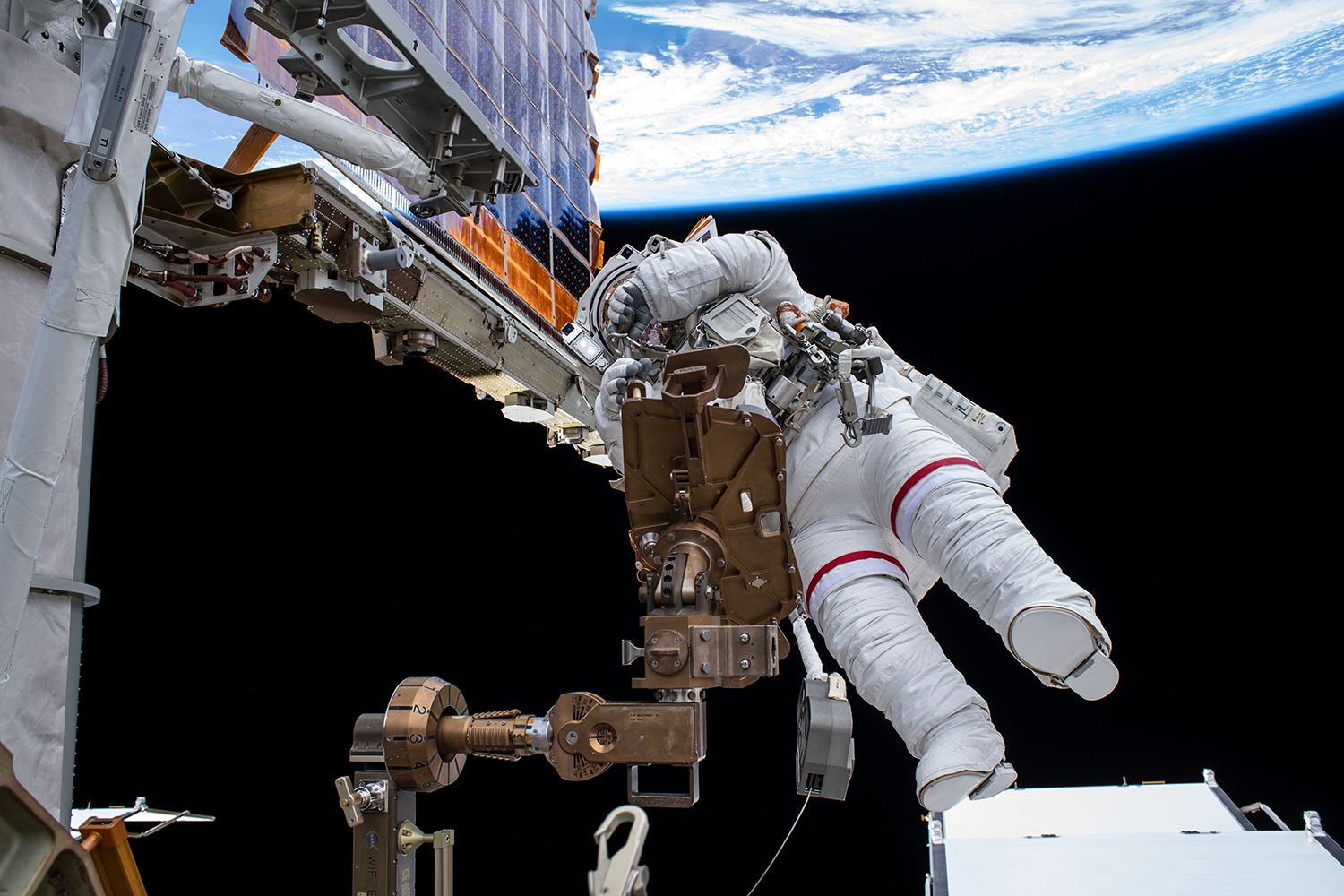 Un astronauta realiza labores de mantenimiento en la Estación Espacial Internacional (ISS)