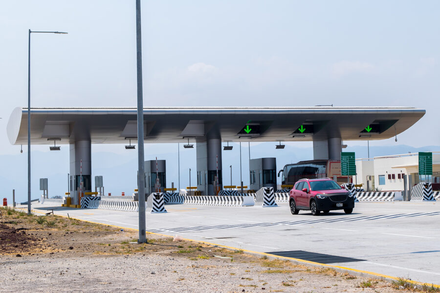 casetas de cobro en una carretera mexicana