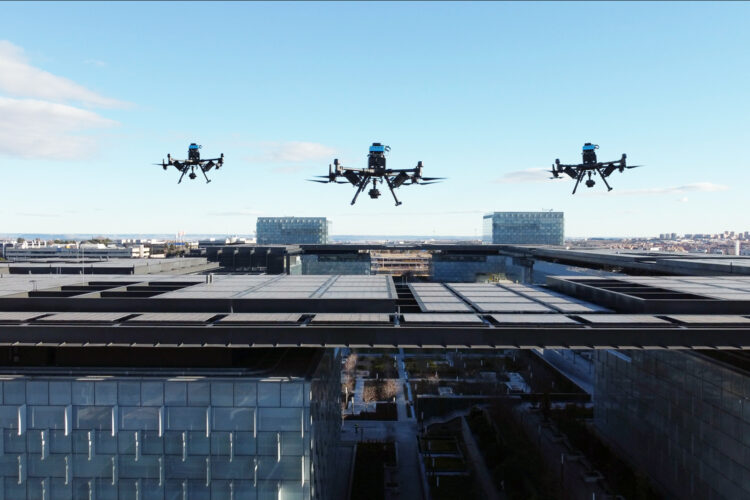 Drones realizan una demostración en la sede de Distrito Telefónica en Madrid (España)