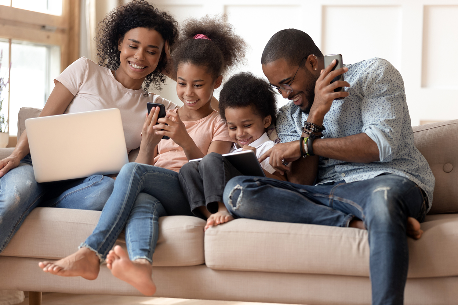integrantes de una familia usan dispositivos informáticos conectados a Internet