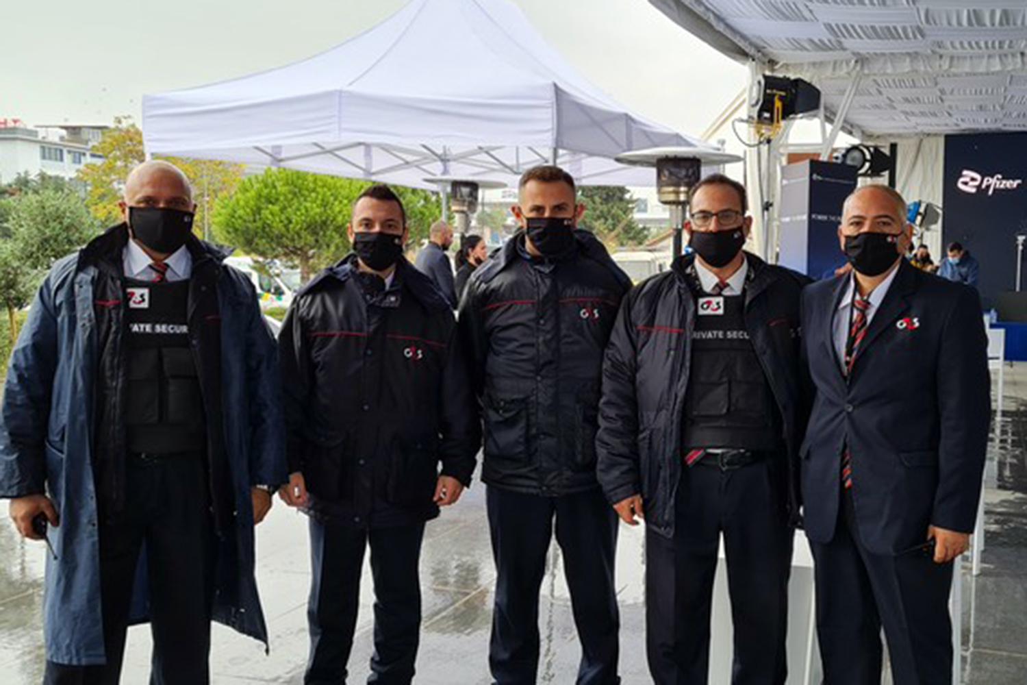 equipo de seguridad privada de G4S en el centro de Pfizer en Grecia