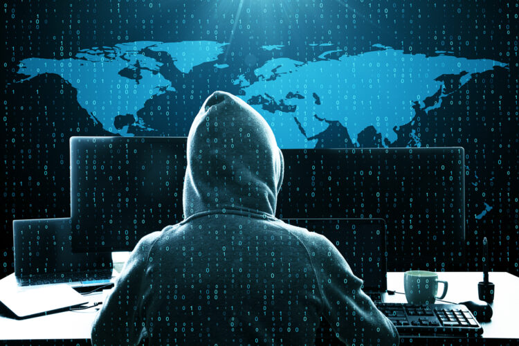un hacker ante un mapa mundial