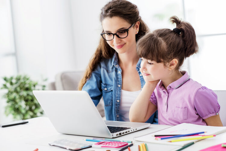 madre e hija usando un laptop