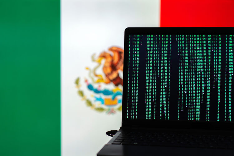 ordenador de hacker y bandera de México